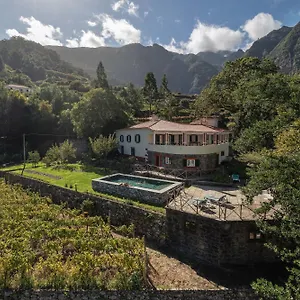 Casas Do Lanco By An Island São Vicente